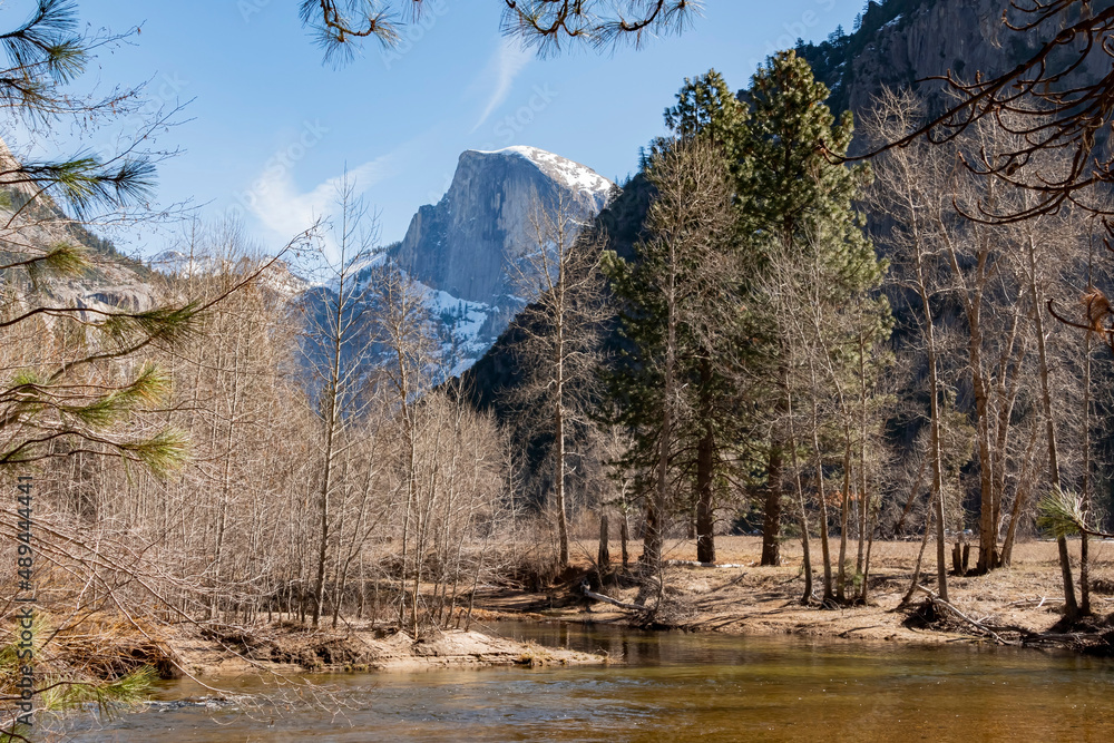 Φωτογραφία Sunny view of the half dome and merced river landscape of Yosemite National Park