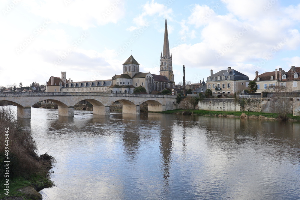 L'abbaye de Saint Savin, vue de l'extérieur, avec le pont sur la rivière Gartempe en premier plan, village de Saint Savin sur Gartempe, département de la Vienne, France
