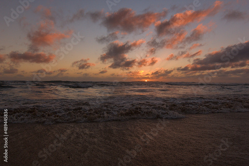 puesta de solr relajante en el mar photo