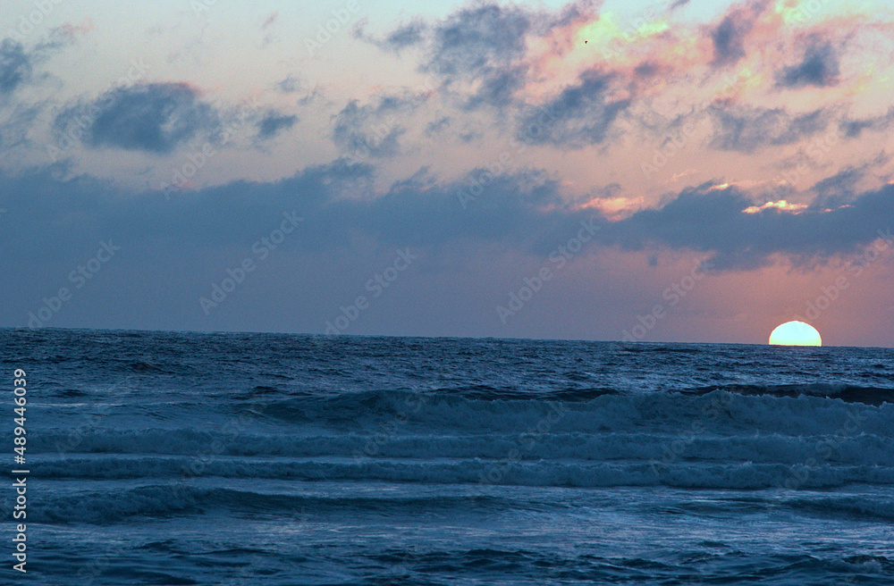 sol poneindose en el horizonte en el mar sol poneindose en el horizonte en el mar