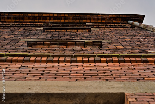 Stara ściana zabytkowego przemysłowego budynku z cegły czerwonej . 