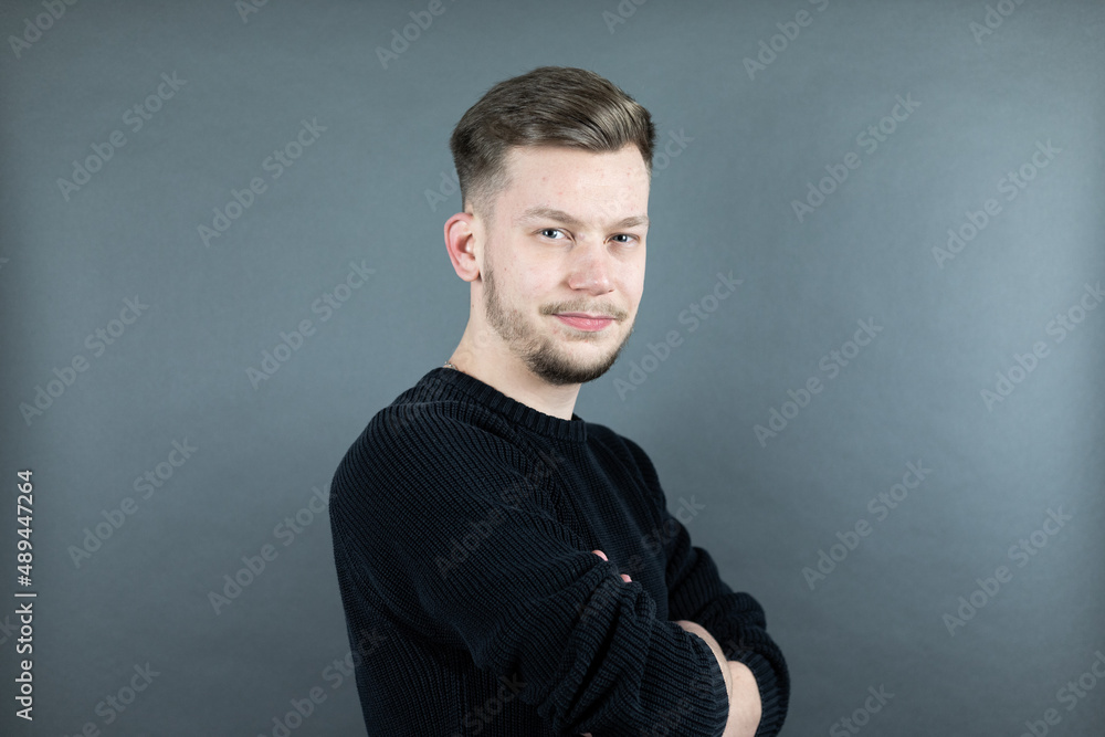 Obraz premium Junger Mann selbstbewusst mit verschränkten Armen Portrait