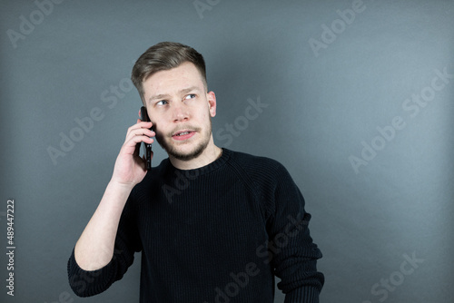 Junger Mann telefoniert Portrait