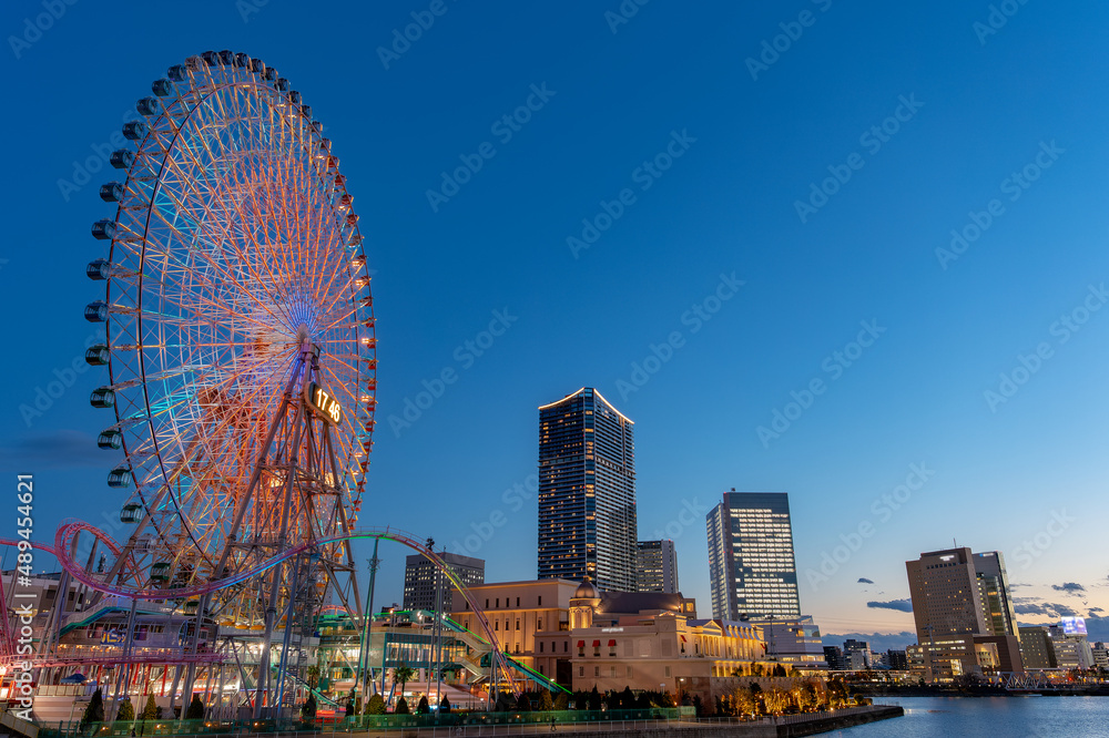 神奈川県横浜市西区みなとみらの夜の都市景観