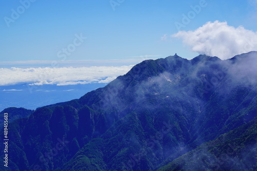 甲斐駒ヶ岳の登山道から見える鳳凰三山オベリスク