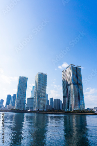 Tower apartments lined up along the river and a refreshing blue sky_21 © koni film