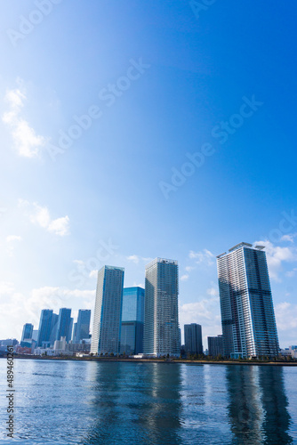 Tower apartments lined up along the river and a refreshing blue sky_25 © koni film