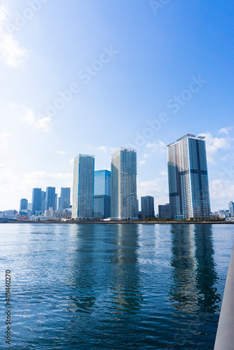 Tower apartments lined up along the river and a refreshing blue sky_26 © koni film