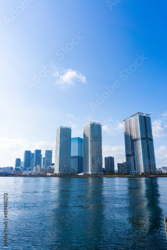 Tower apartments lined up along the river and a refreshing blue sky_27 © koni film