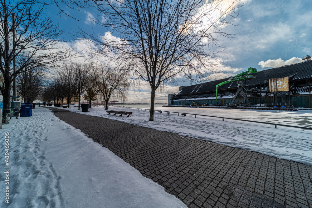Obraz premium Sugar Beach park down town Toronto with Pink Umbrellas Blue cloudy skies and snow on the ground and beach chairs