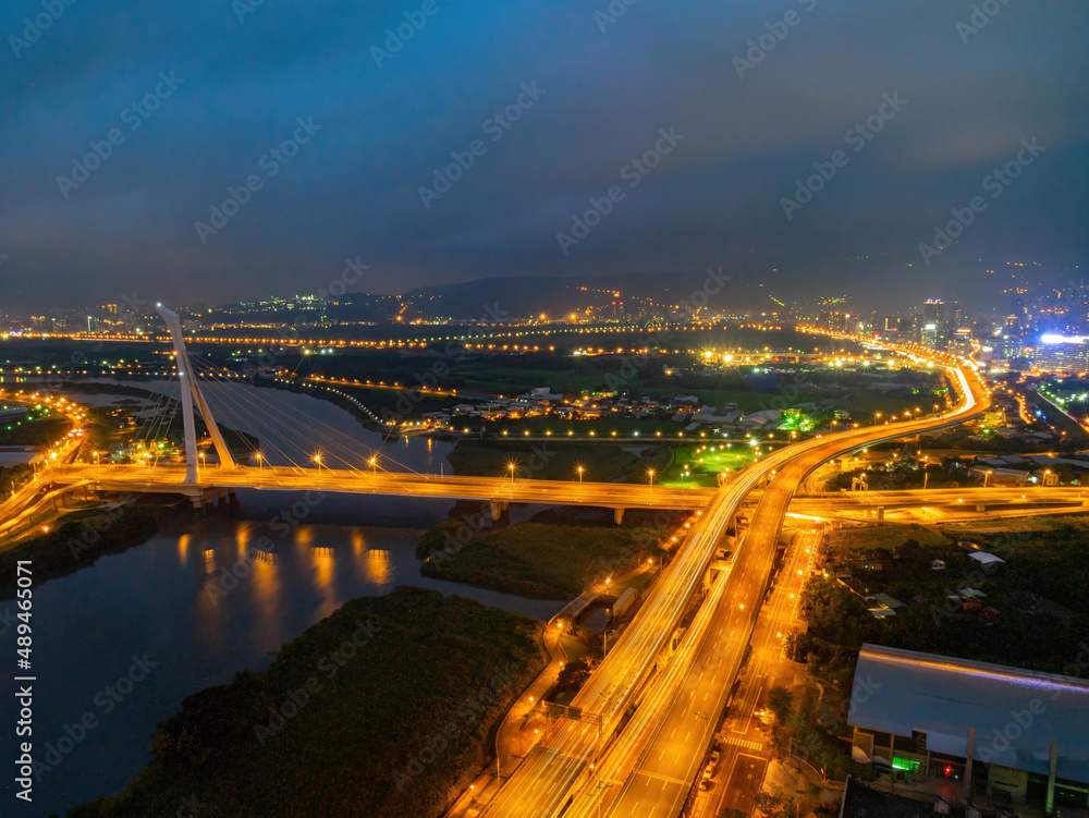 Obraz premium Night aerial view of the She zi bridge