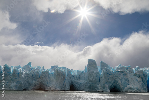 Sol saliendo al frente del Glaciar Grey