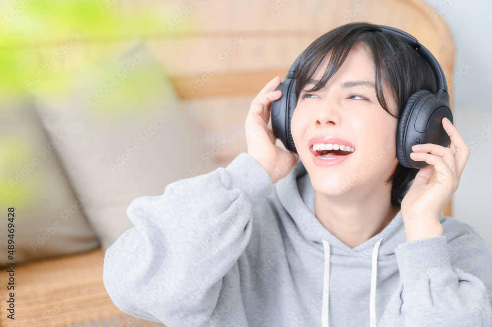 メインビジュアルにも!音楽を楽しく聴く女性 コピースペースあり メインビジュアルにも!音楽を楽しく聴く女性 コピースペースあり