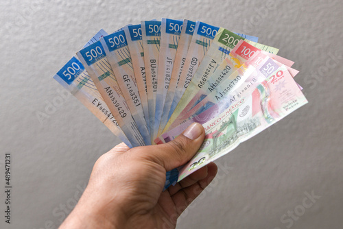 Bild auf Leinwand Abanico dinero mexicano en mano