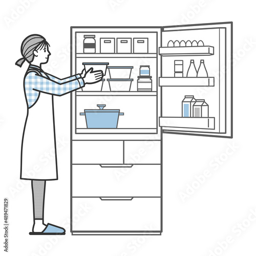 冷蔵庫から取り食材をとり出す主婦
