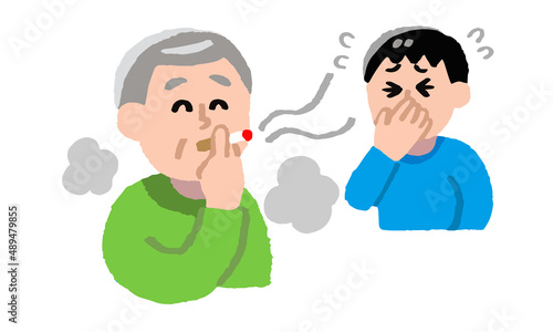 タバコを吸うシニア男性と煙たがる男性