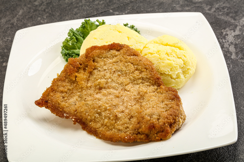 Crispy chicken schnitzel with mashed potato Crispy chicken schnitzel with mashed potato
