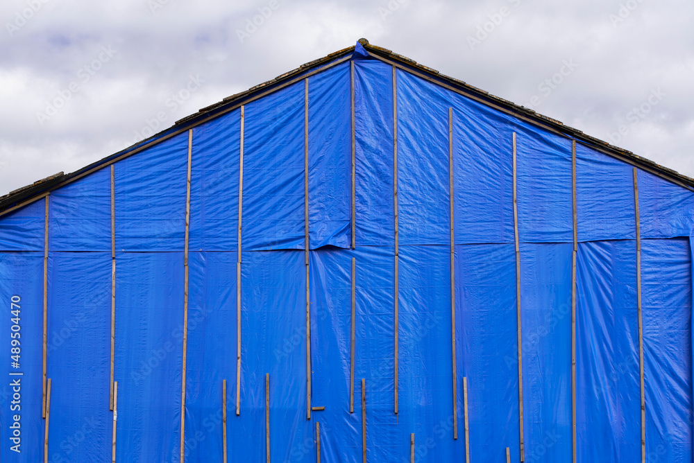 Fototapeta premium Bâche couvrant le mur pignon d'une maison ancienne