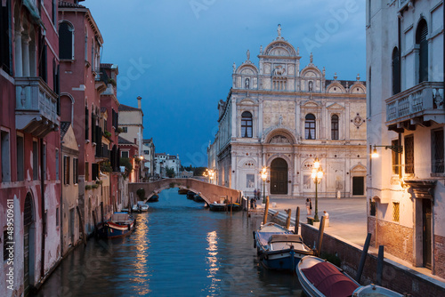 Venezia. Scuola Grande di San Marco con Ponte Cavallo e Canale di notte, in Campo san Giovanni e Paolo. © Guido