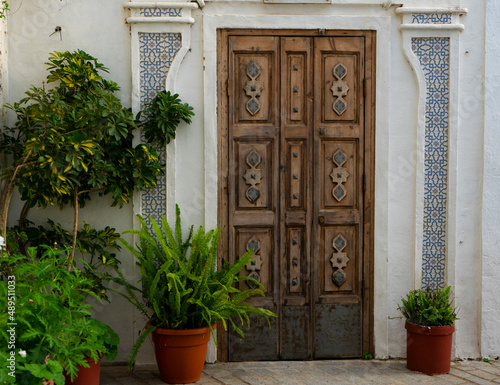 PUERTA ARABE EN PUEBLO ANDALUZ
