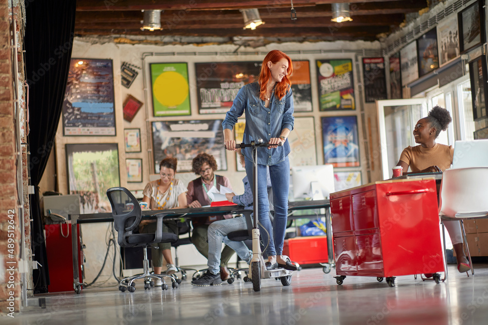 Obraz premium Young coworkers reaxing together; Casual workspace concept
