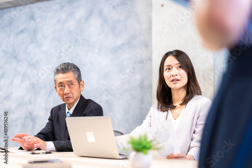 クライアントとの打ち合わせをする社長と秘書 photo