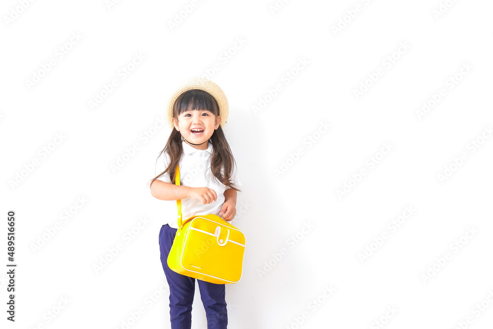 幼稚園に行く女の子