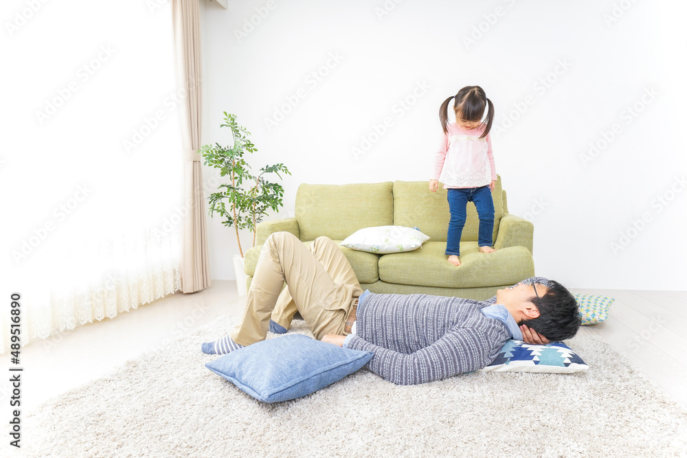 子育てをするイクメンパパ