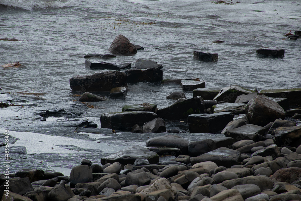 Obraz premium Rocks in the sea at Kimmeridge Bay in Dorset, UK