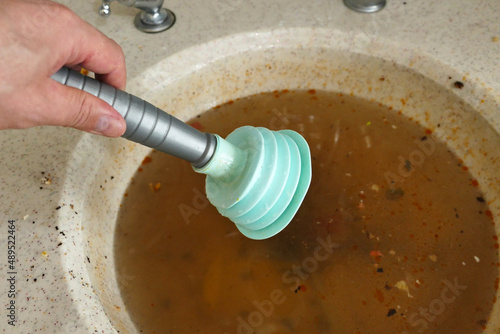 Foto clogging in the kitchen sink-dirty dishwater accumulated in the sink-a person tr