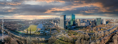 Panorama Warszawy z lotu ptaka, stolica Polski w zimie