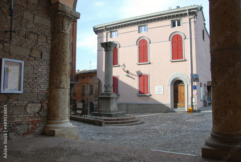 La celebre Colonna degli Anelli nel centro storico di Bertinoro in provincia di Forlì-Cesena, Emilia Romagna, Italia.