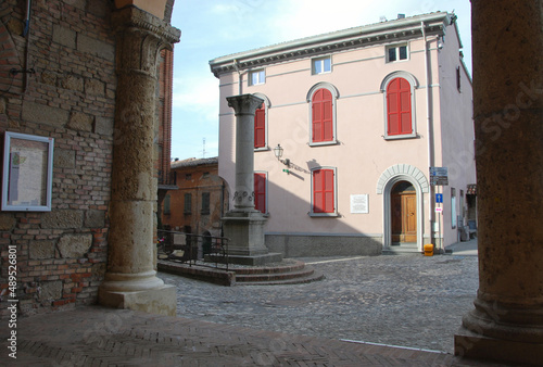 La celebre Colonna degli Anelli nel centro storico di Bertinoro in provincia di Forlì-Cesena, Emilia Romagna, Italia.