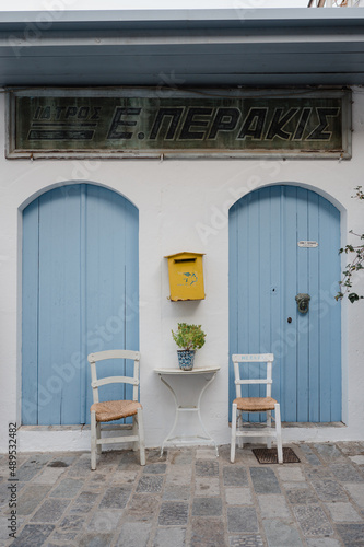 zwei hellblaue Türen mit stuhlen davor einladender Bereich zum verweilen auf der Insel Kreta in Griechenland