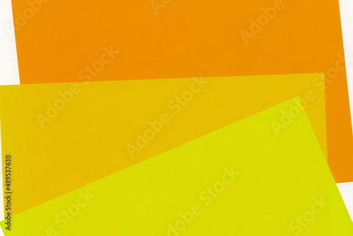 黄色系の三枚の折り紙の背景