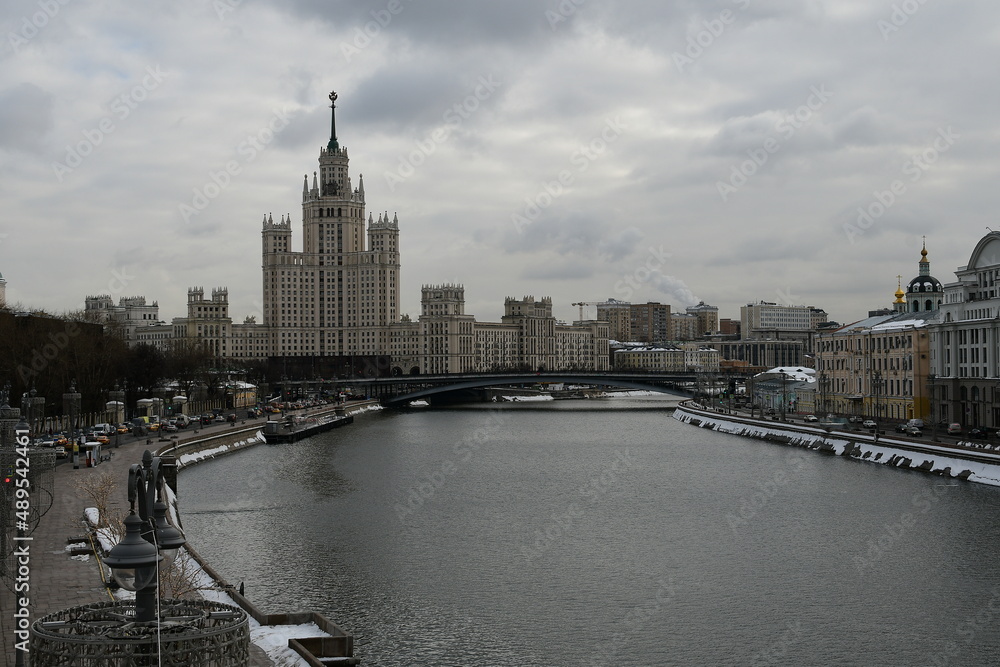 Panoramic view of the Moscow River and a high-rise building on the embankment.