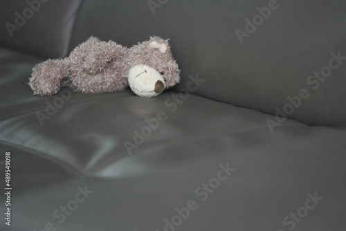 Obraz na płótnie teddy bear toy lies alone on the seat w salonie