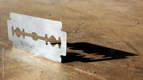 Tableau sur toile hoja de afeitar sobre madera.
