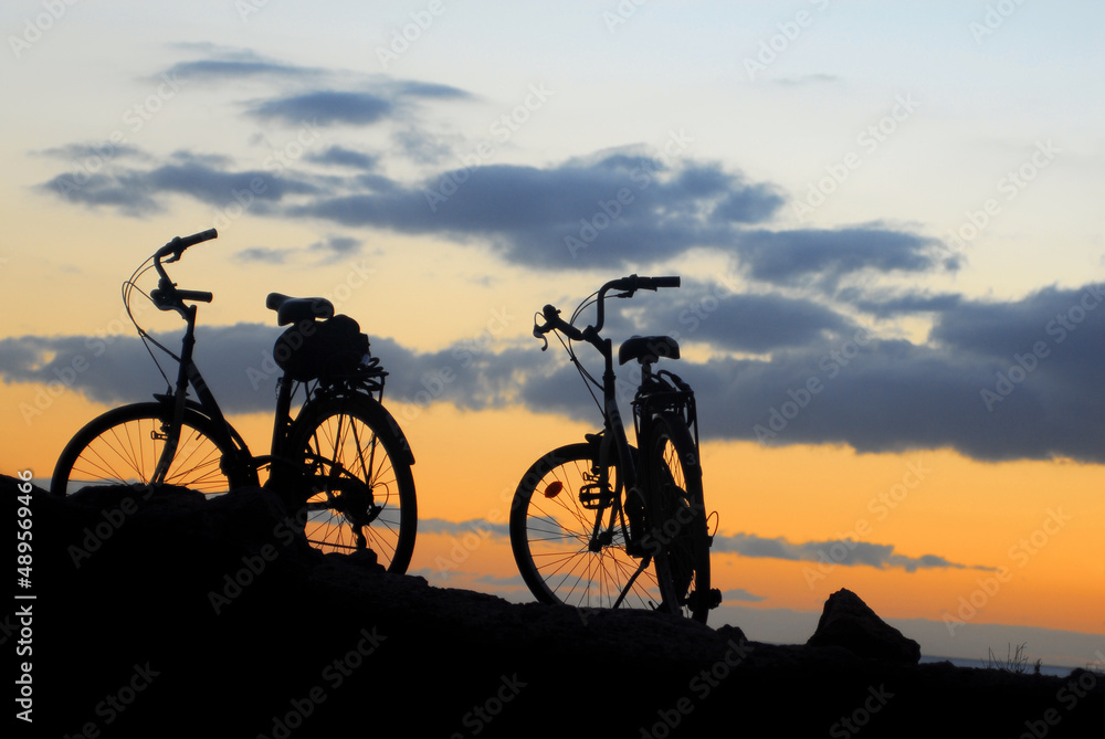 Obraz premium two bikes mountain sunset landscape