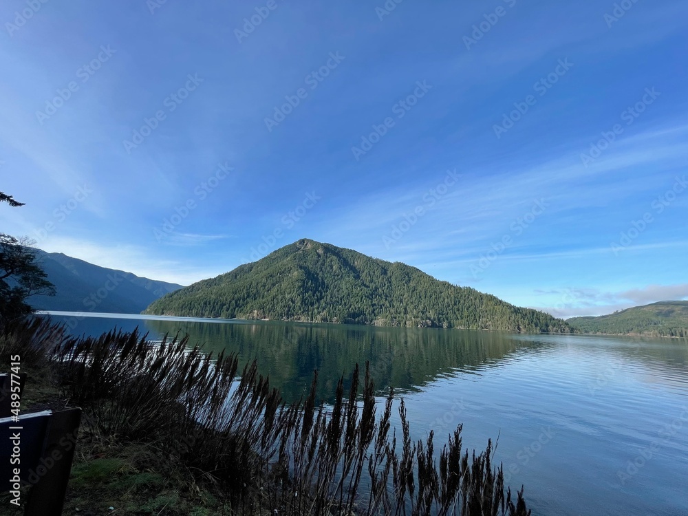 Obraz premium Green Mountain WIth Reflection in the Lake