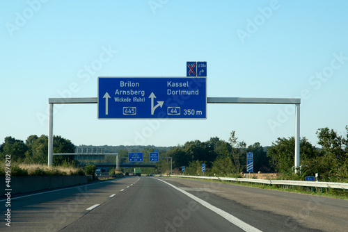 Autobahn 445, Brilon, Arnsberg, Autobahnwegweiser © hkama