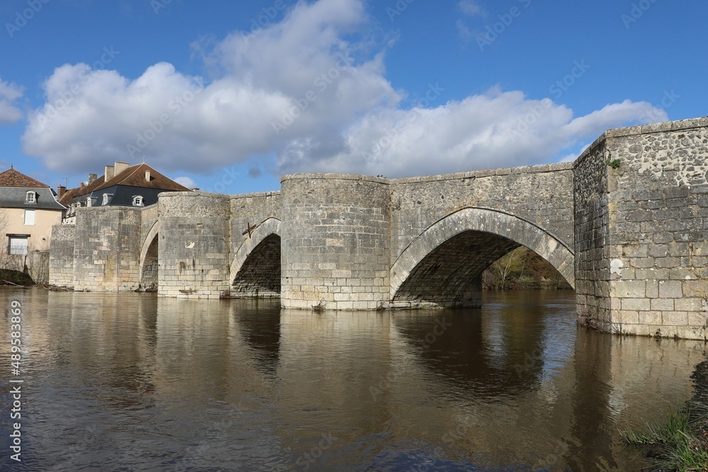 Le vieux pont sur la rivière Gartempe, pont en pierre du 13eme siècle, village de Saint Savin sur Gartempe, département de la Vienne, France