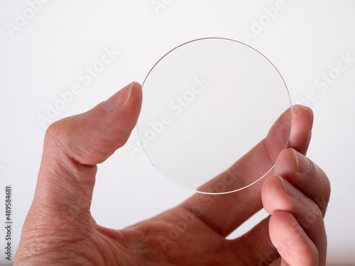 Canvas-taulu hand holds one glass lens