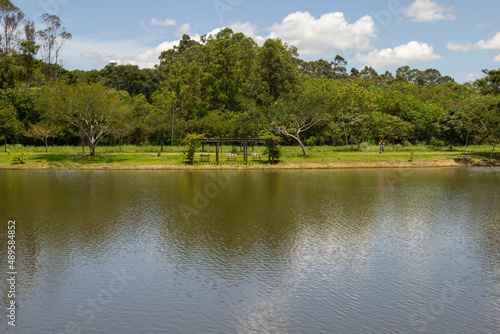 Paisagem de um parque muito arborizado e um lago, na cidade de Goiânia. Parque Leolidio di Ramos Caiado.
