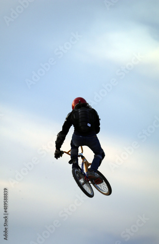 Fototapeta Naklejka Na Ścianę i Meble -  piloto de bicicross saltando en el aire en una carrera