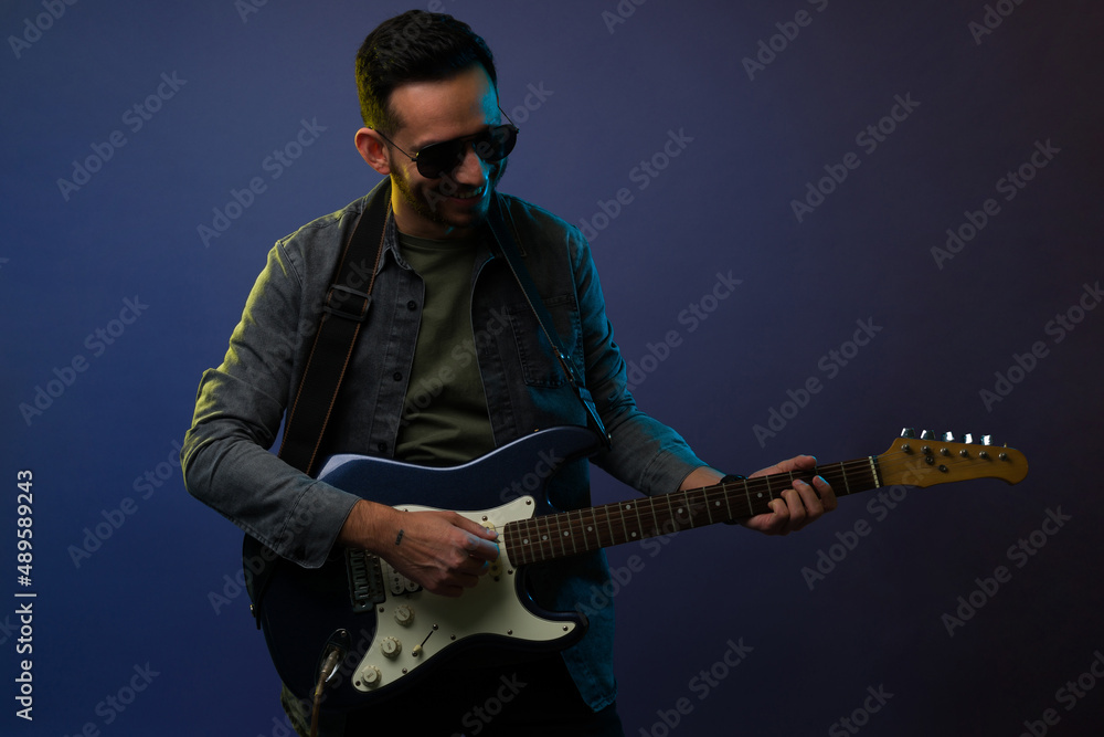 Obraz premium Happy guitarist on a concert