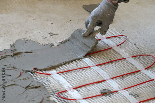 applying concrete mortar to electric underfloor heating