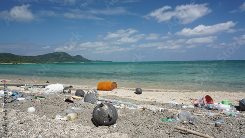 海洋プラスティックゴミがビーチに漂着 