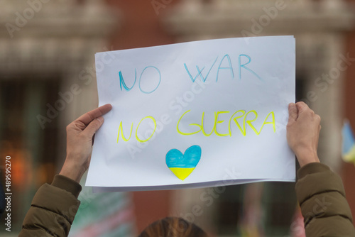 Obraz na plátne A woman displays a No War sign in English and Italian at a demonstration against