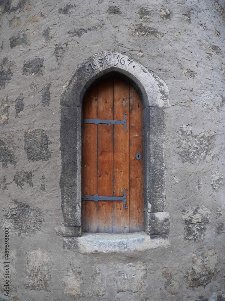 Mittelalterliche Tür an einem gotischen Türeingang mit Beschlägen aus Schmiedeeisen aus dem Jahr 1567